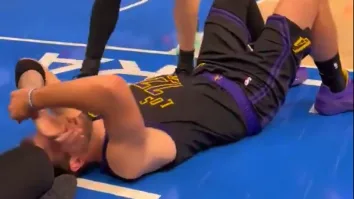 Dončić abandonó el encuentro tras disputar 26 minutos debido a molestias en el isquiotibial izquierdo.