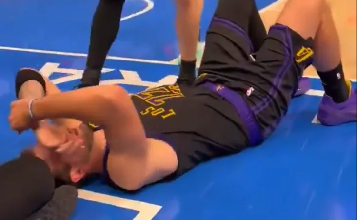 Dončić abandonó el encuentro tras disputar 26 minutos debido a molestias en el isquiotibial izquierdo.