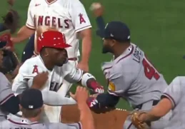 Todo comenzó cuando Soler recibió un lanzamiento pegado al cuerpo, situación que lo incomodó y encendió los ánimos