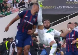 El defensor Ali Majrashi intentó despejar el balón con una chilena, pero terminó impactando directamente el rostro de Jairo.