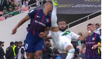 El defensor Ali Majrashi intentó despejar el balón con una chilena, pero terminó impactando directamente el rostro de Jairo.