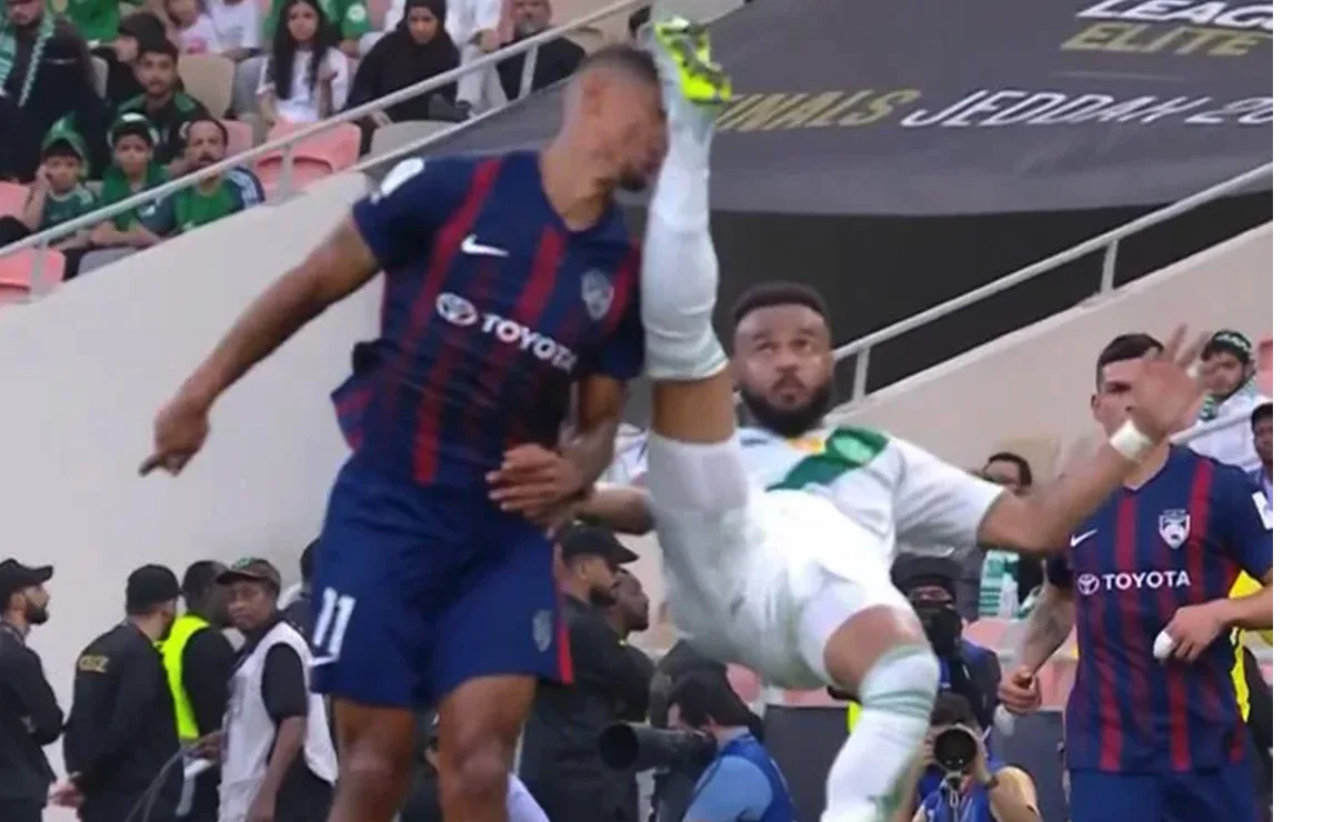 El defensor Ali Majrashi intentó despejar el balón con una chilena, pero terminó impactando directamente el rostro de Jairo.