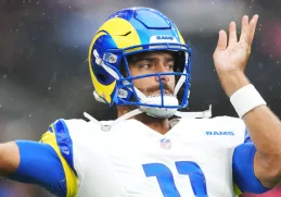 Garoppolo inició su camino con los New England Patriots, donde consiguió dos anillos de Super Bowl.