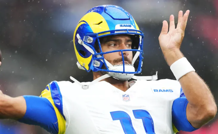 Garoppolo inició su camino con los New England Patriots, donde consiguió dos anillos de Super Bowl.