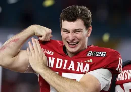 Con 22 años y raíces cubano-estadounidenses, llegó con los Indiana Hoosiers, donde protagonizó una temporada 2025 histórica.